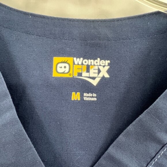 3 scrub tops Size medium - Picture 15 of 16